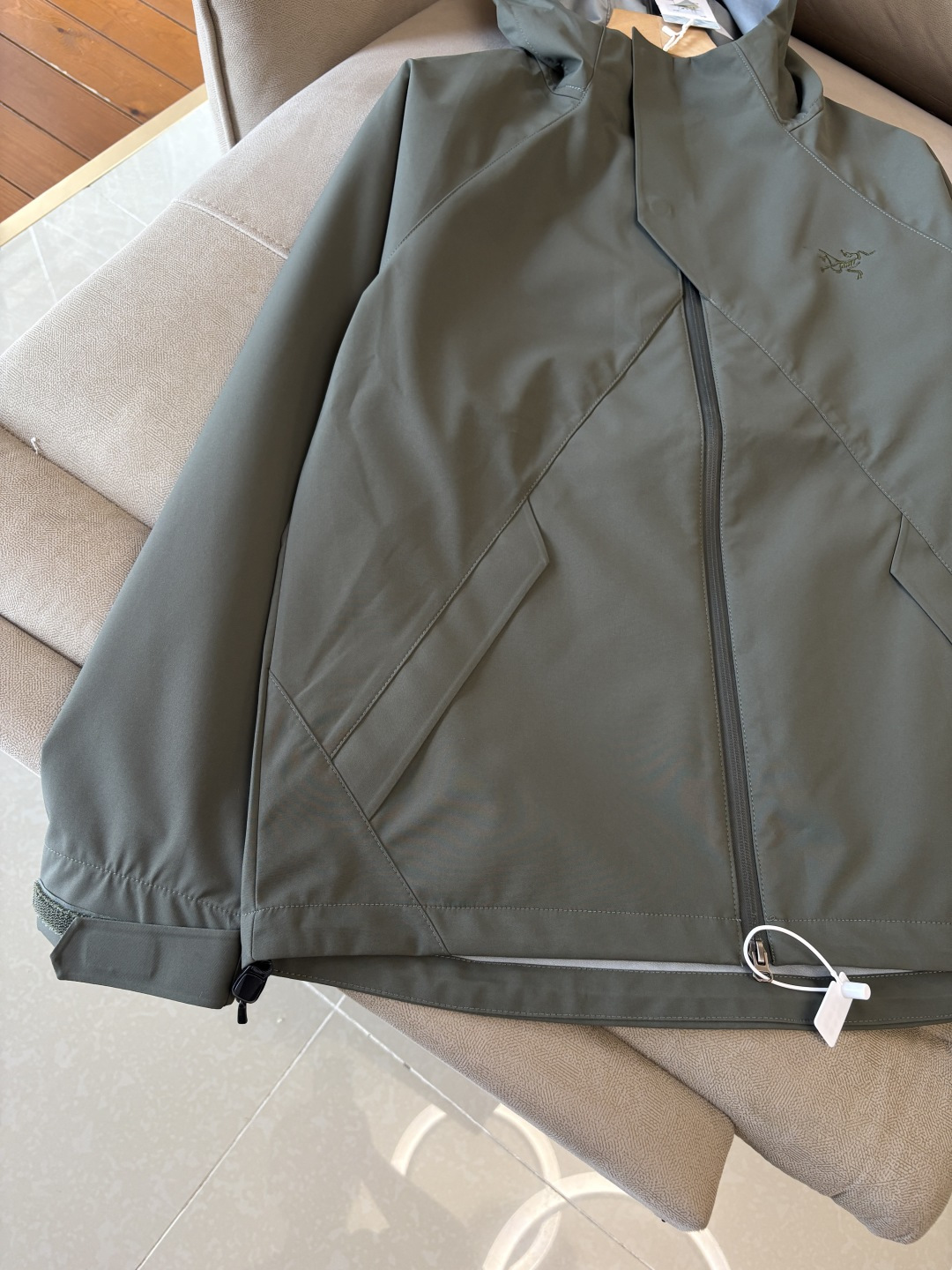 爆款 顶配 Beta SL冲锋衣是一款专为户外探险设计的高性能外套。采用GORE-TEX 面料。具备卓越