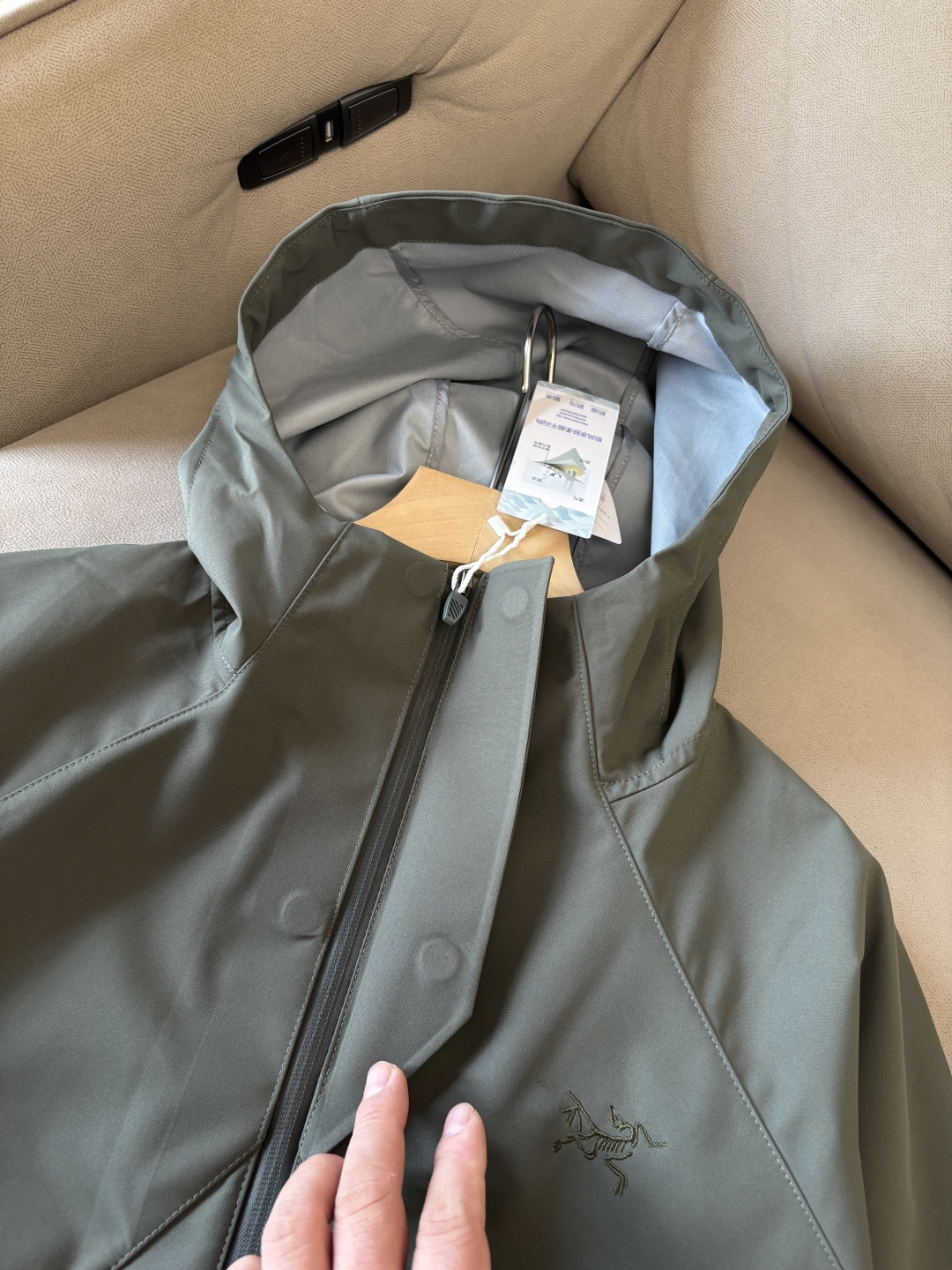 爆款 顶配 Beta SL冲锋衣是一款专为户外探险设计的高性能外套。采用GORE-TEX 面料。具备卓越