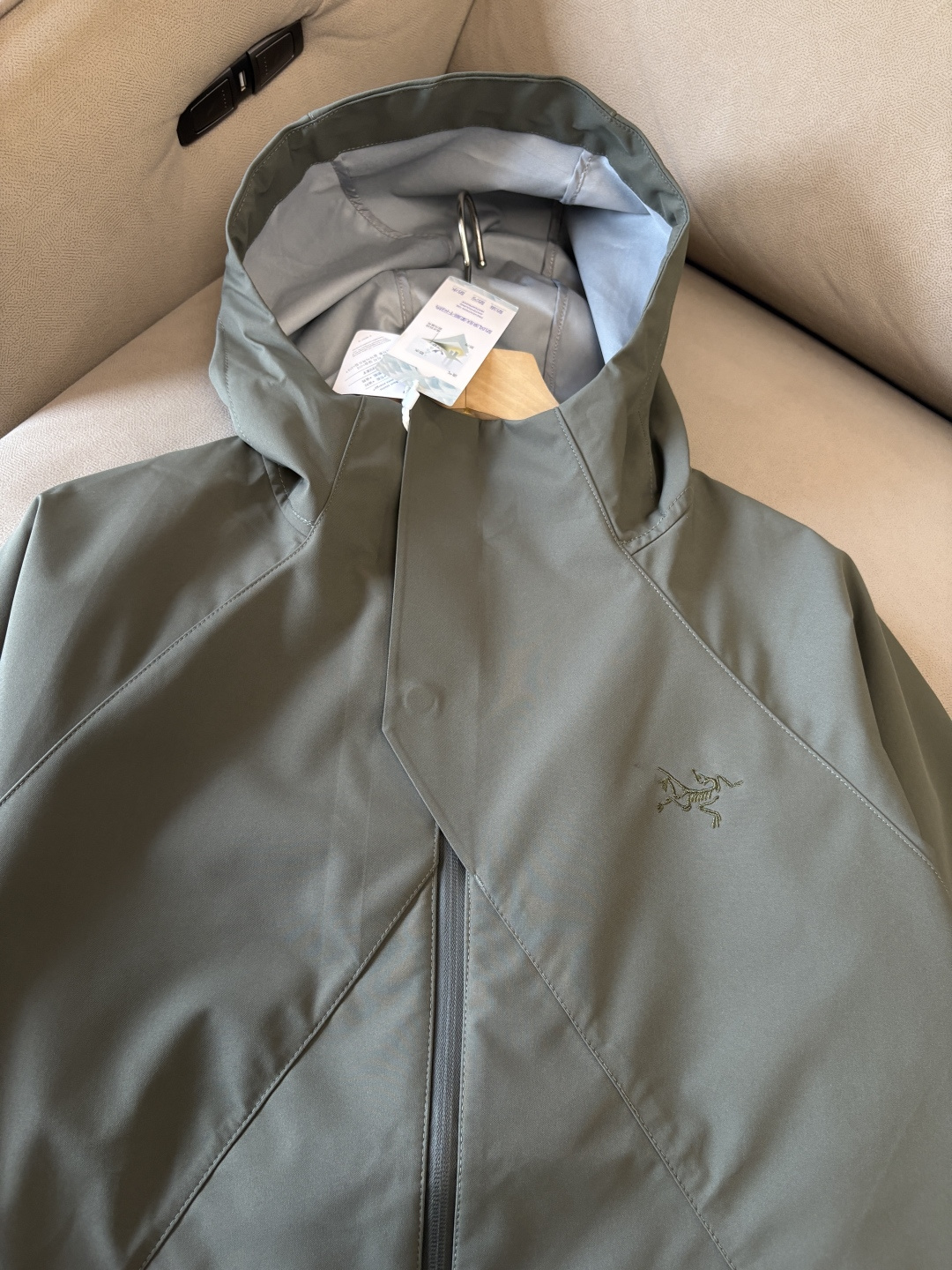 爆款 顶配 Beta SL冲锋衣是一款专为户外探险设计的高性能外套。采用GORE-TEX 面料。具备卓越