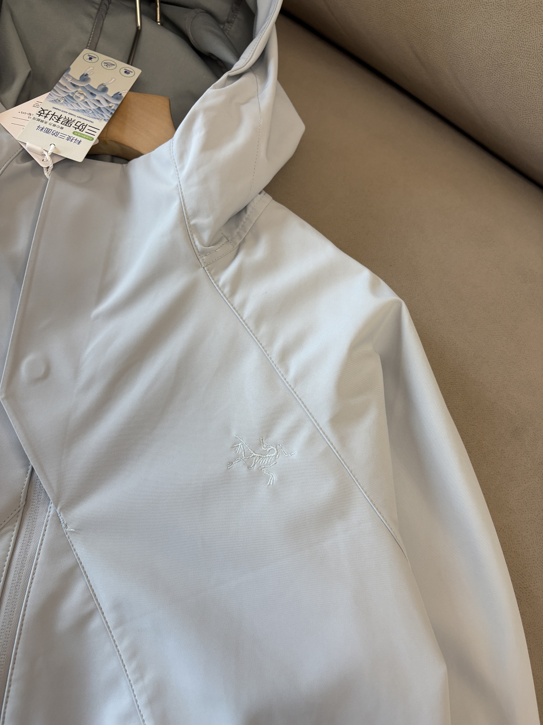 爆款 顶配 Beta SL冲锋衣是一款专为户外探险设计的高性能外套。采用GORE-TEX 面料。具备卓越