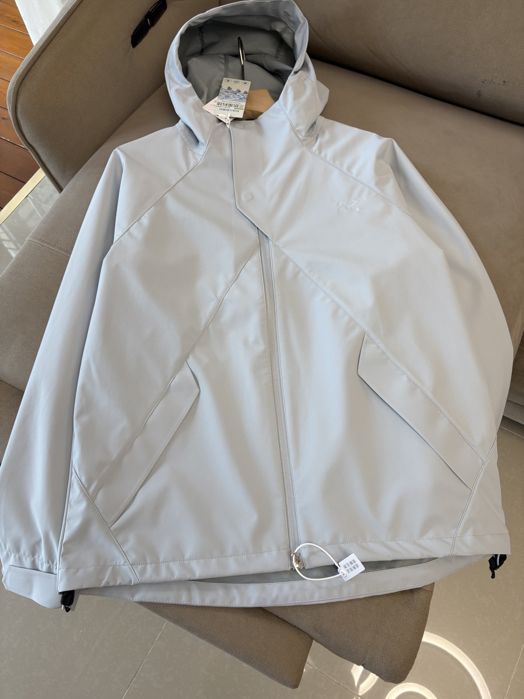 爆款 顶配 Beta SL冲锋衣是一款专为户外探险设计的高性能外套。采用GORE-TEX 面料。具备卓越