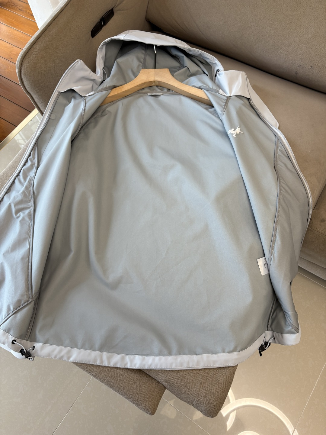 爆款 顶配 Beta SL冲锋衣是一款专为户外探险设计的高性能外套。采用GORE-TEX 面料。具备卓越