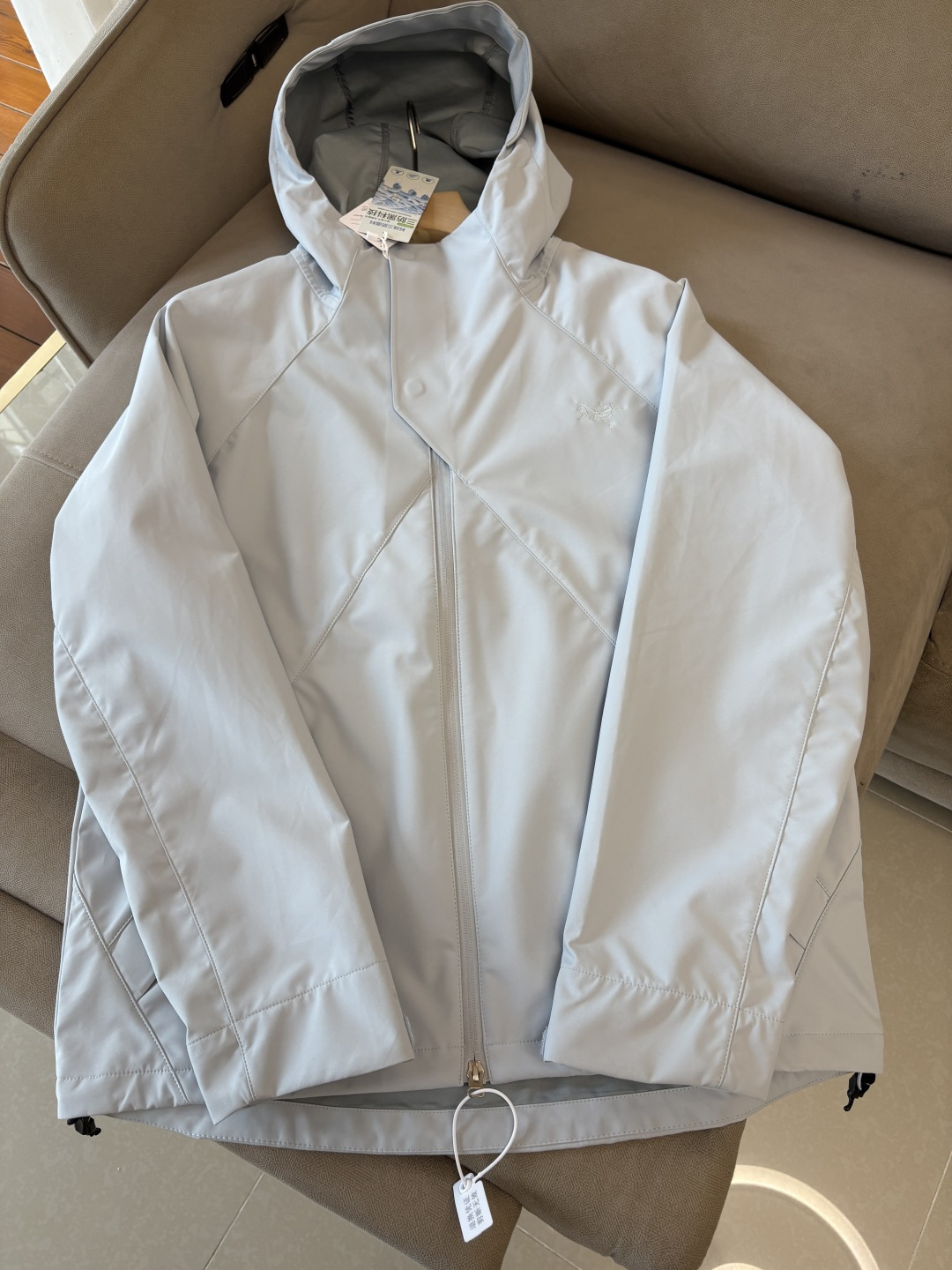 爆款 顶配 Beta SL冲锋衣是一款专为户外探险设计的高性能外套。采用GORE-TEX 面料。具备卓越