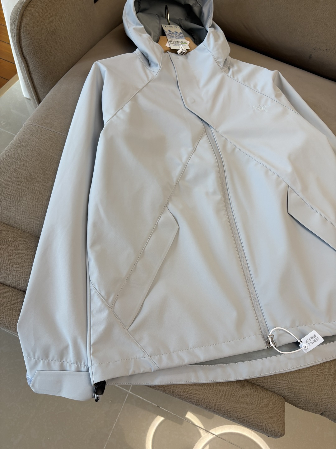 爆款 顶配 Beta SL冲锋衣是一款专为户外探险设计的高性能外套。采用GORE-TEX 面料。具备卓越