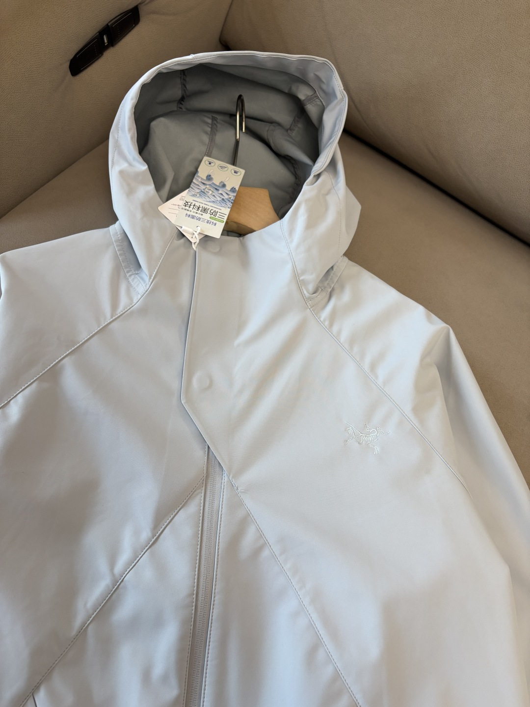 爆款 顶配 Beta SL冲锋衣是一款专为户外探险设计的高性能外套。采用GORE-TEX 面料。具备卓越