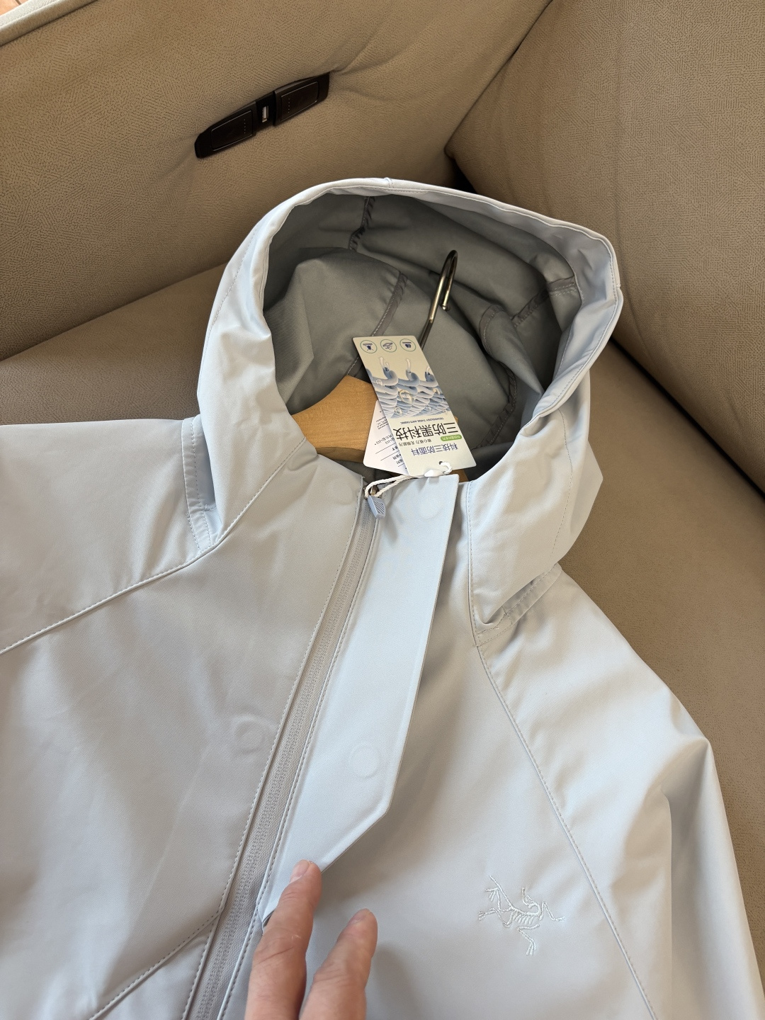 爆款 顶配 Beta SL冲锋衣是一款专为户外探险设计的高性能外套。采用GORE-TEX 面料。具备卓越