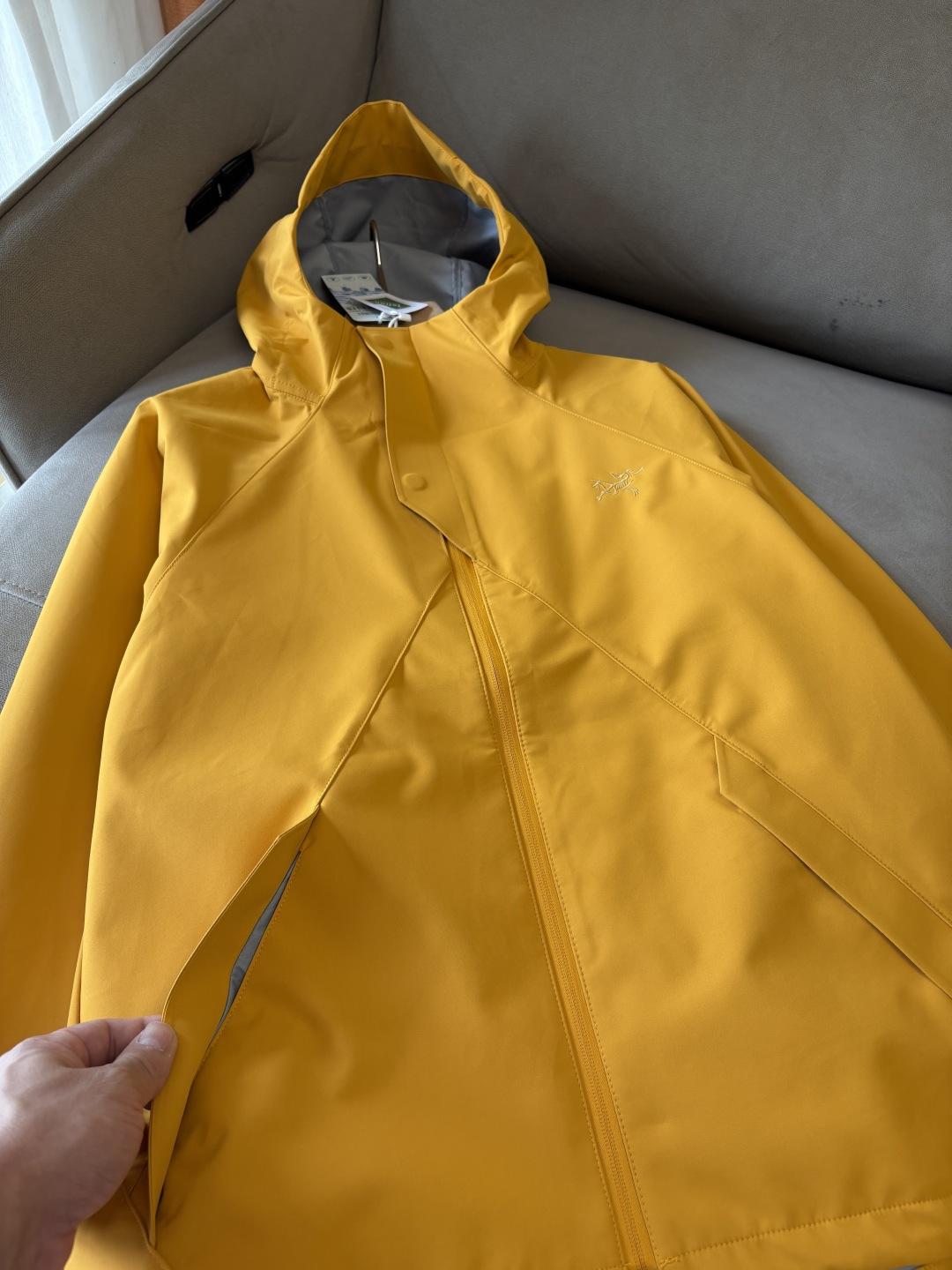 爆款 顶配 Beta SL冲锋衣是一款专为户外探险设计的高性能外套。采用GORE-TEX 面料。具备卓越