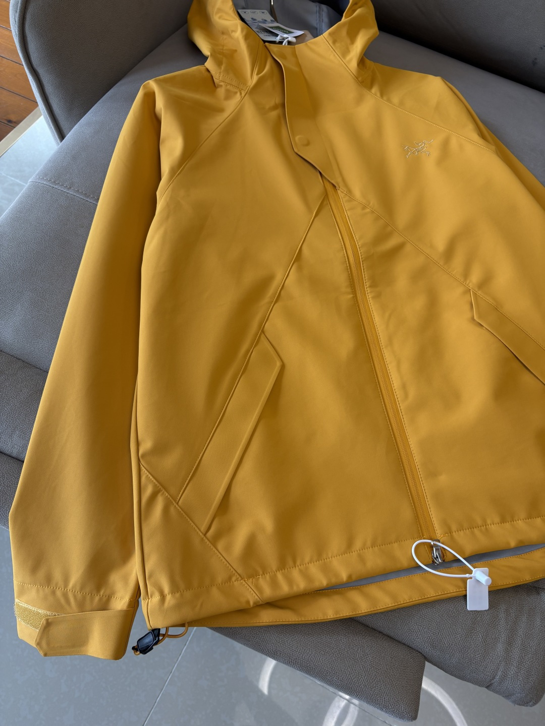 爆款 顶配 Beta SL冲锋衣是一款专为户外探险设计的高性能外套。采用GORE-TEX 面料。具备卓越