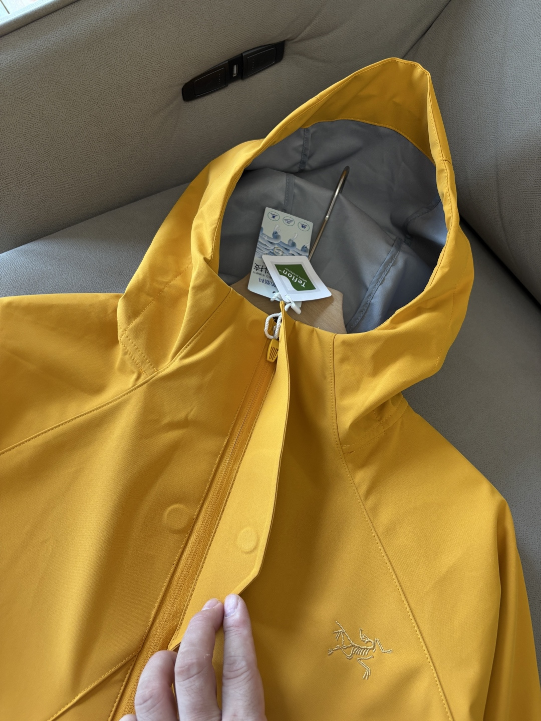 爆款 顶配 Beta SL冲锋衣是一款专为户外探险设计的高性能外套。采用GORE-TEX 面料。具备卓越