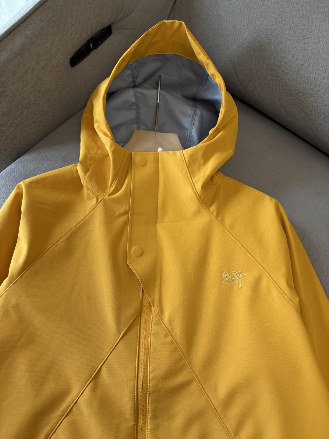 爆款 顶配 Beta SL冲锋衣是一款专为户外探险设计的高性能外套。采用GORE-TEX 面料。具备卓越