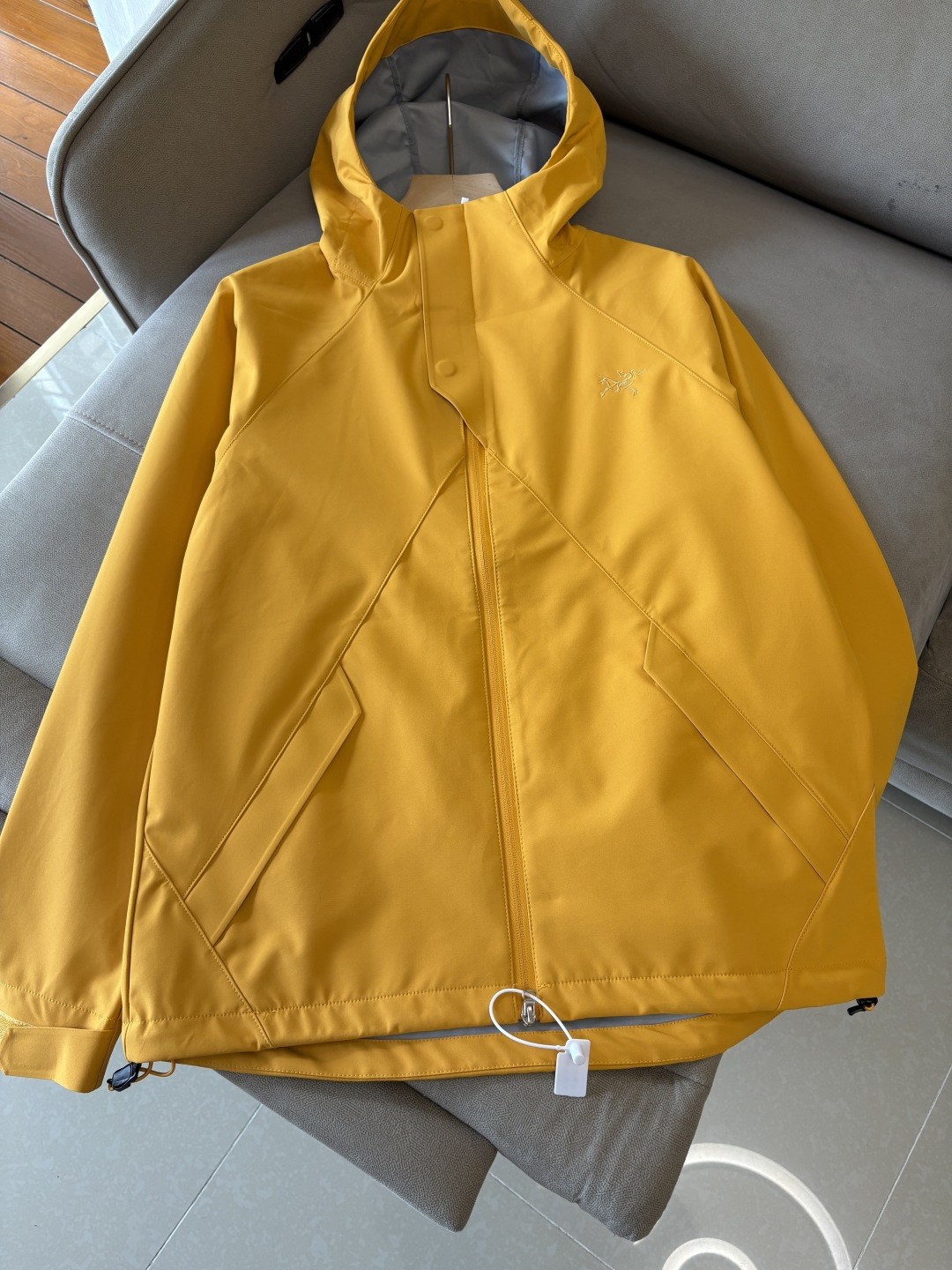 爆款 顶配 Beta SL冲锋衣是一款专为户外探险设计的高性能外套。采用GORE-TEX 面料。具备卓越