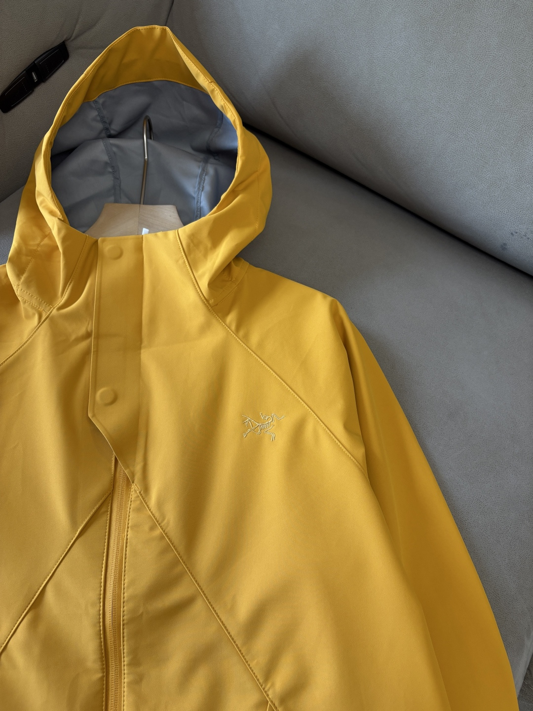 爆款 顶配 Beta SL冲锋衣是一款专为户外探险设计的高性能外套。采用GORE-TEX 面料。具备卓越