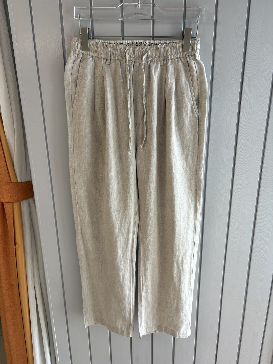 NO:526440,The top luxury imported linen fabric is the old-fashioned style of the flat collar and two-pin buckle slant liner, single-week top luxury choice! Solbiati linen jacket interprets the charm of retro gentlemen. When the legend of century-old fabric encounters classic tailoring, a suit that can interpret the excellent taste and style of men came into being. This flat collar and two-pin slant liner suit made of imported fabric of 'Mark' Solbiati is a masterpiece of interweaving elegance and retro, and will start a journey of exquisite outfits for you.  The use of imported linen fabrics shows the top texture. It is known as the 'King of Ma' and has a long history of more than a hundred years. Its strict control of linen raw materials and exquisite textile craftsmanship give the fabric an unparalleled quality. The 30-piece fineness makes the fabric delicate and tough. The 138 grams weight is moderate, which not only ensures a crisp and stylish dressing effect, but also has good breathability and comfort. The natural texture and color of linen demonstrates a unique natural beauty. Every time it is worn, it seems to be intimate contact with nature. In the hot summer, it can quickly take away the heat on the body surface and keep it refreshing; in other seasons, its warmth can bring just the right warmth, truly achieving a dressing experience that is suitable for all seasons.  Retro old Qian style elements are unique. The retro old Qian style design is inspired by classics and incorporates the understanding of modern fashion, making the suit exude a time-honored charm. The flat collar design is simple and elegant, classic and versatile, and can cleverly modify the face and neck lines, showing the ability and confidence of a man. The two-bar design not only conforms to the specifications of traditional suits, but also adds a bit of neatness. When worn, you can open and close freely according to the occasion to create different styles. The details of the oblique lining not only enhances the three-dimensionality and support of the suit, making the overall shape more crisp, but also effectively prevents the suit from deforming and extends the service life. M-3XL, loro piano, jackets & coats, business suit, alexander wang19860909Lp麻王”之称顶奢进口亚麻面料复古老钱风款式平驳领两粒扣斜插衬单西顶奢之选！Solbiati亚麻夹克演绎复古绅士魅力 当百年面料传奇邂逅经典剪裁,一款能诠释男士卓越品味与格调的西装应运而生.这款以“麻王”Solbiati进口面料打造的平驳领两粒扣斜插衬单西装,是优雅与复古交织的杰作,将为你开启一段精致的穿搭之旅. 选用进口亚麻面料,尽显顶级质感.素有“麻王”之称,拥有超过百年的悠久历史.其对亚麻原料的严格把控与精湛的纺织工艺,赋予了面料无与伦比的品质.30支的精细度,让面料质感细腻且富有韧性,138克的克重适中,既保证了挺括有型的穿着效果,又具备良好的透气性和舒适性.亚麻天然的纹理与色泽,彰显着独特的自然美感,每一次穿着都仿佛是与大自然的亲密接触.在炎炎夏日,它能迅速带走体表热量,保持清爽；而在其他季节,其保暖性又能带来恰到好处的温暖,真正实现四季皆宜的穿搭体验. 复古老钱风元素,别具韵味.复古的老钱风设计灵感源自经典,又融入了现代时尚的理解,让西装散发着历久弥新的魅力.平驳领设计简洁大方,经典且百搭,能够巧妙修饰脸型与颈部线条,展现出男士的干练与自信.两粒扣的设计既符合传统西装的规范,又增添了几分利落感,穿着时可根据场合自由开合,塑造出不同的风格.斜插衬的细节处理,不仅增强了西装的立体感和支撑性,使整体造型更加挺括,还能有效防止西装变形,延长使用寿命. 码数M-3XL,,loro piana,jackets & coats,business suit,alexander wang,Men's clothing