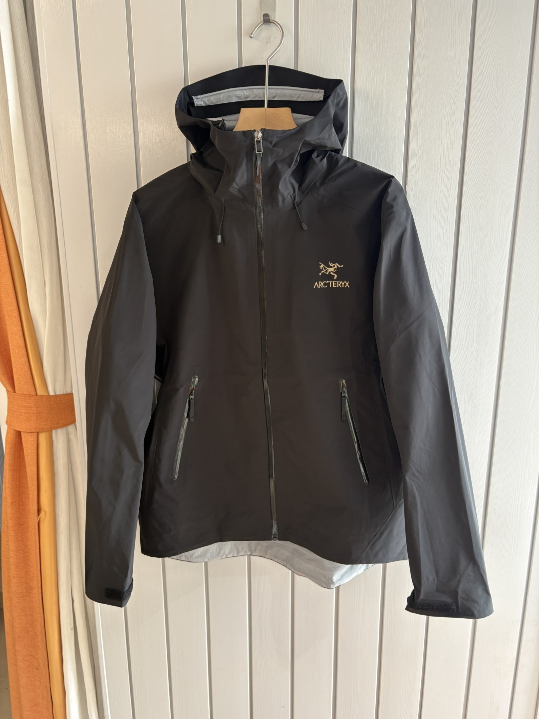 爆款 顶配 Beta SL冲锋衣是一款专为户外探险设计的高性能外套。采用GORE-TEX 面料。具备卓越