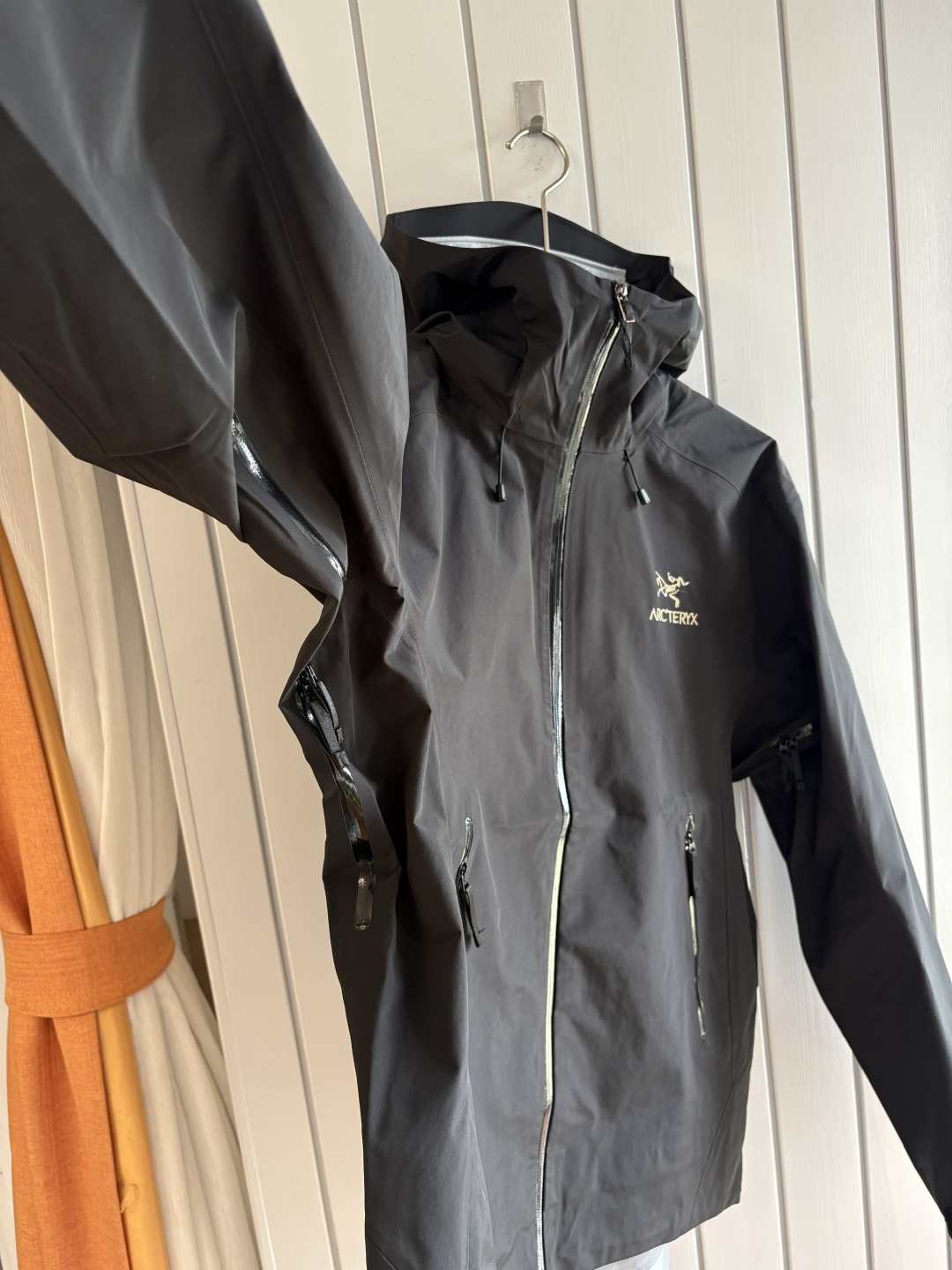 爆款 顶配 Beta SL冲锋衣是一款专为户外探险设计的高性能外套。采用GORE-TEX 面料。具备卓越