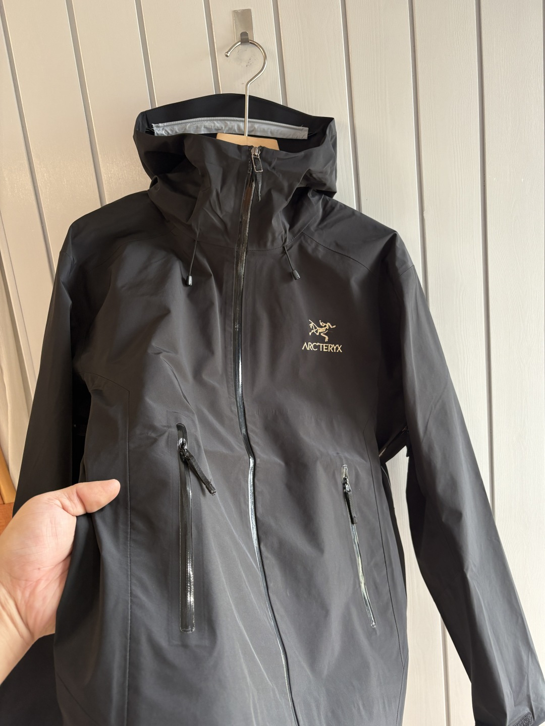 爆款 顶配 Beta SL冲锋衣是一款专为户外探险设计的高性能外套。采用GORE-TEX 面料。具备卓越