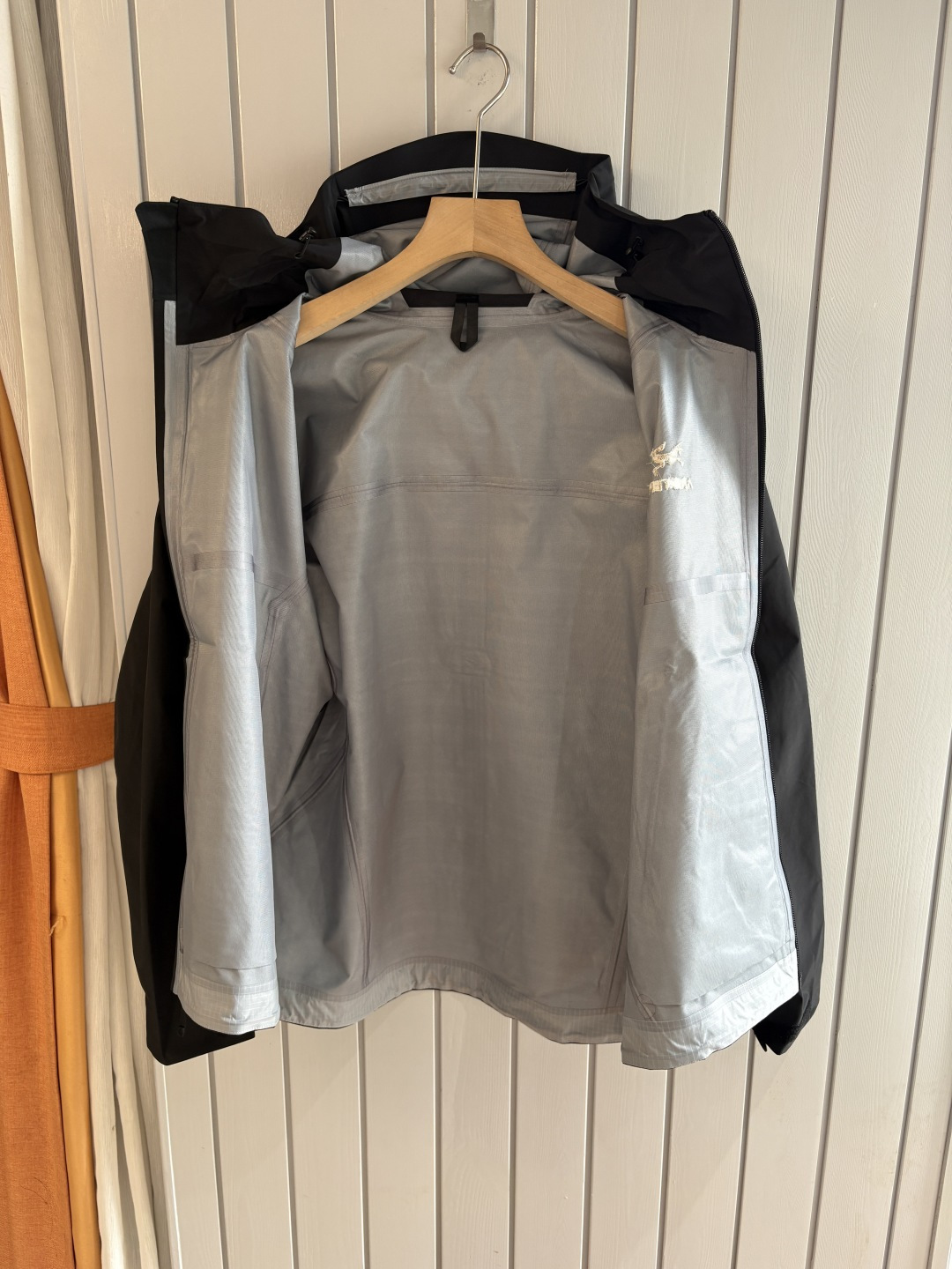 爆款 顶配 Beta SL冲锋衣是一款专为户外探险设计的高性能外套。采用GORE-TEX 面料。具备卓越