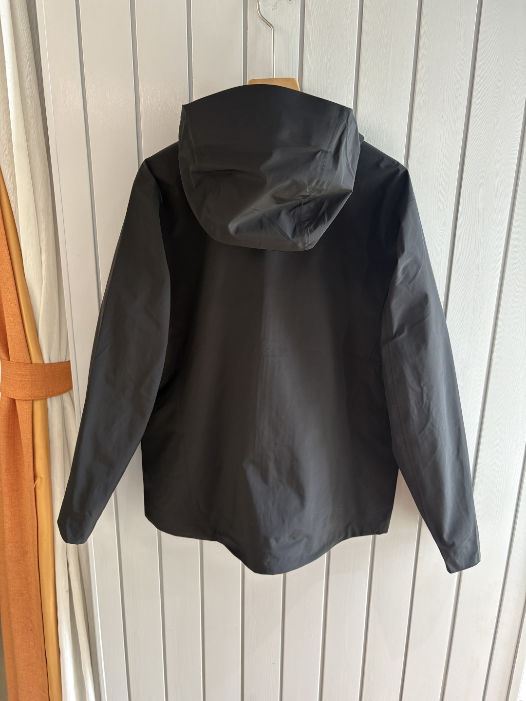 爆款 顶配 Beta SL冲锋衣是一款专为户外探险设计的高性能外套。采用GORE-TEX 面料。具备卓越