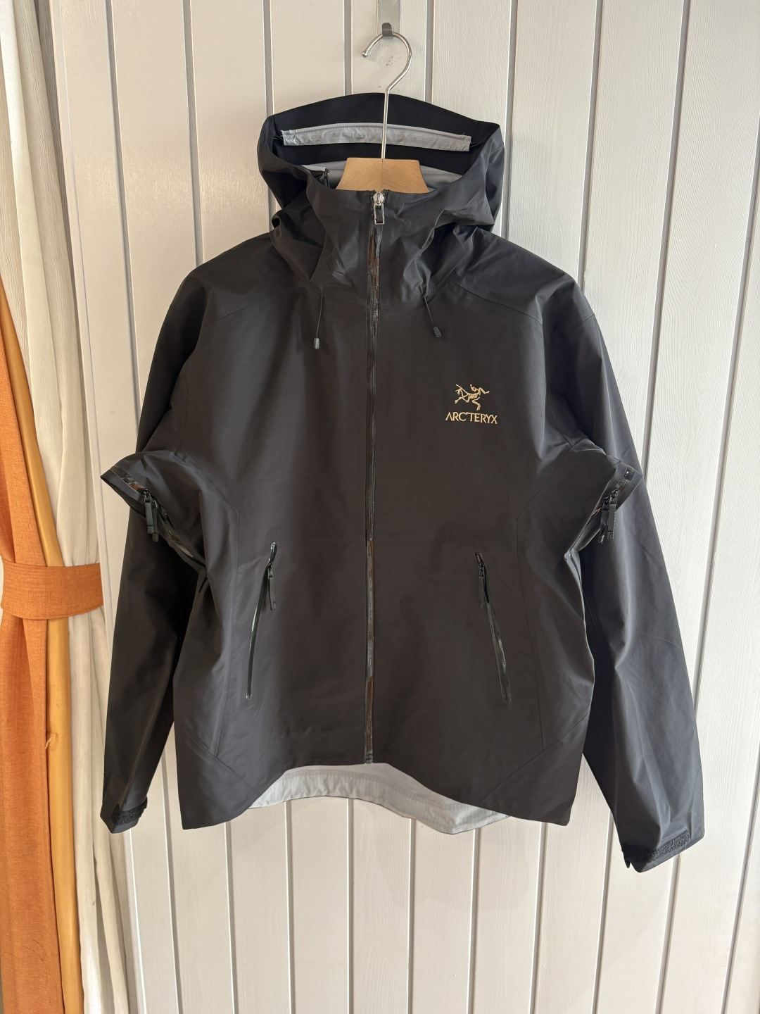 爆款 顶配 Beta SL冲锋衣是一款专为户外探险设计的高性能外套。采用GORE-TEX 面料。具备卓越