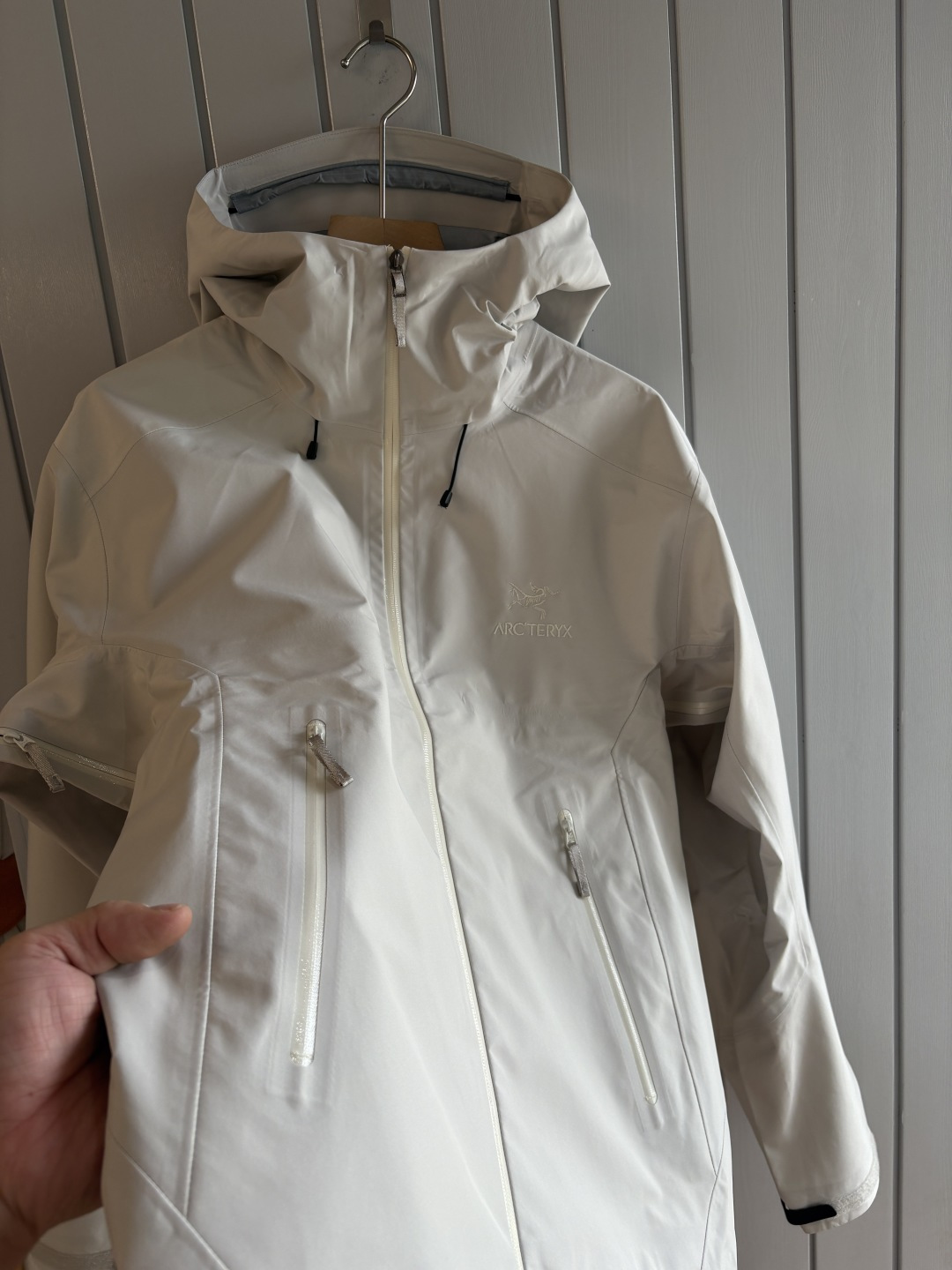 爆款 顶配 Beta SL冲锋衣是一款专为户外探险设计的高性能外套。采用GORE-TEX 面料。具备卓越