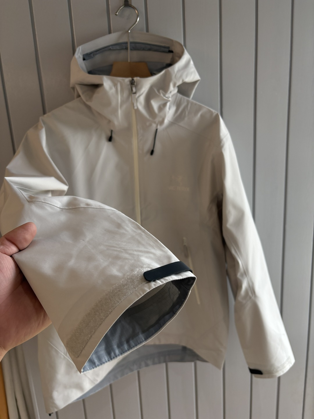 爆款 顶配 Beta SL冲锋衣是一款专为户外探险设计的高性能外套。采用GORE-TEX 面料。具备卓越