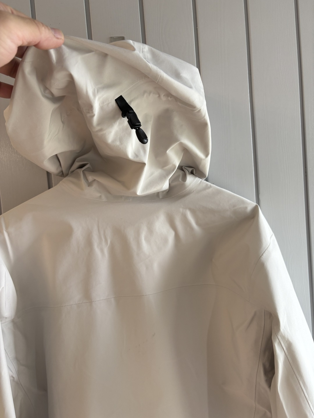 爆款 顶配 Beta SL冲锋衣是一款专为户外探险设计的高性能外套。采用GORE-TEX 面料。具备卓越