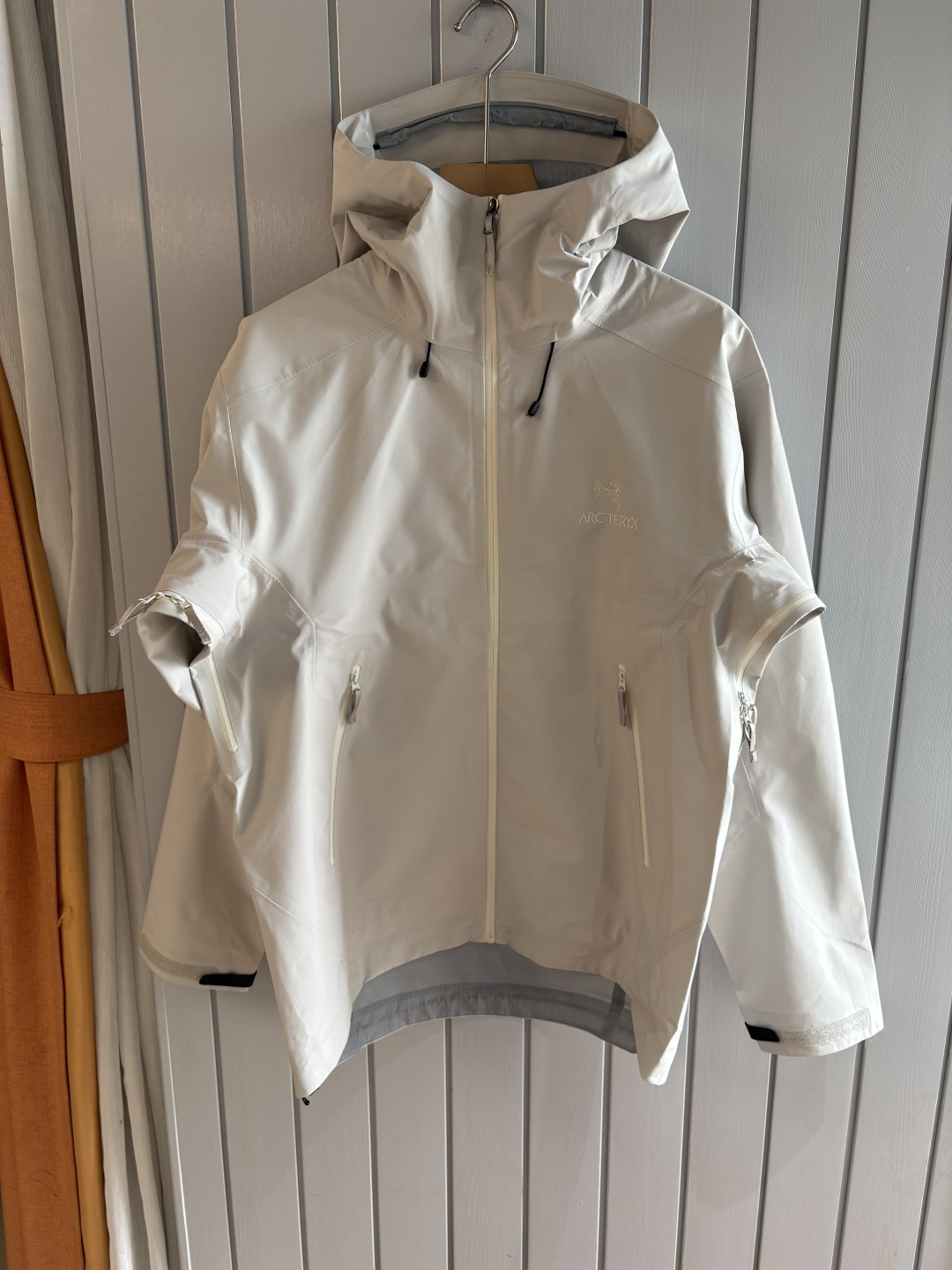 爆款 顶配 Beta SL冲锋衣是一款专为户外探险设计的高性能外套。采用GORE-TEX 面料。具备卓越