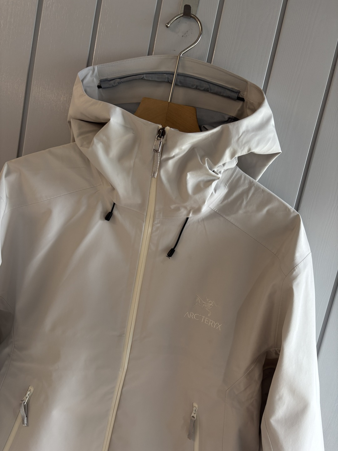 爆款 顶配 Beta SL冲锋衣是一款专为户外探险设计的高性能外套。采用GORE-TEX 面料。具备卓越