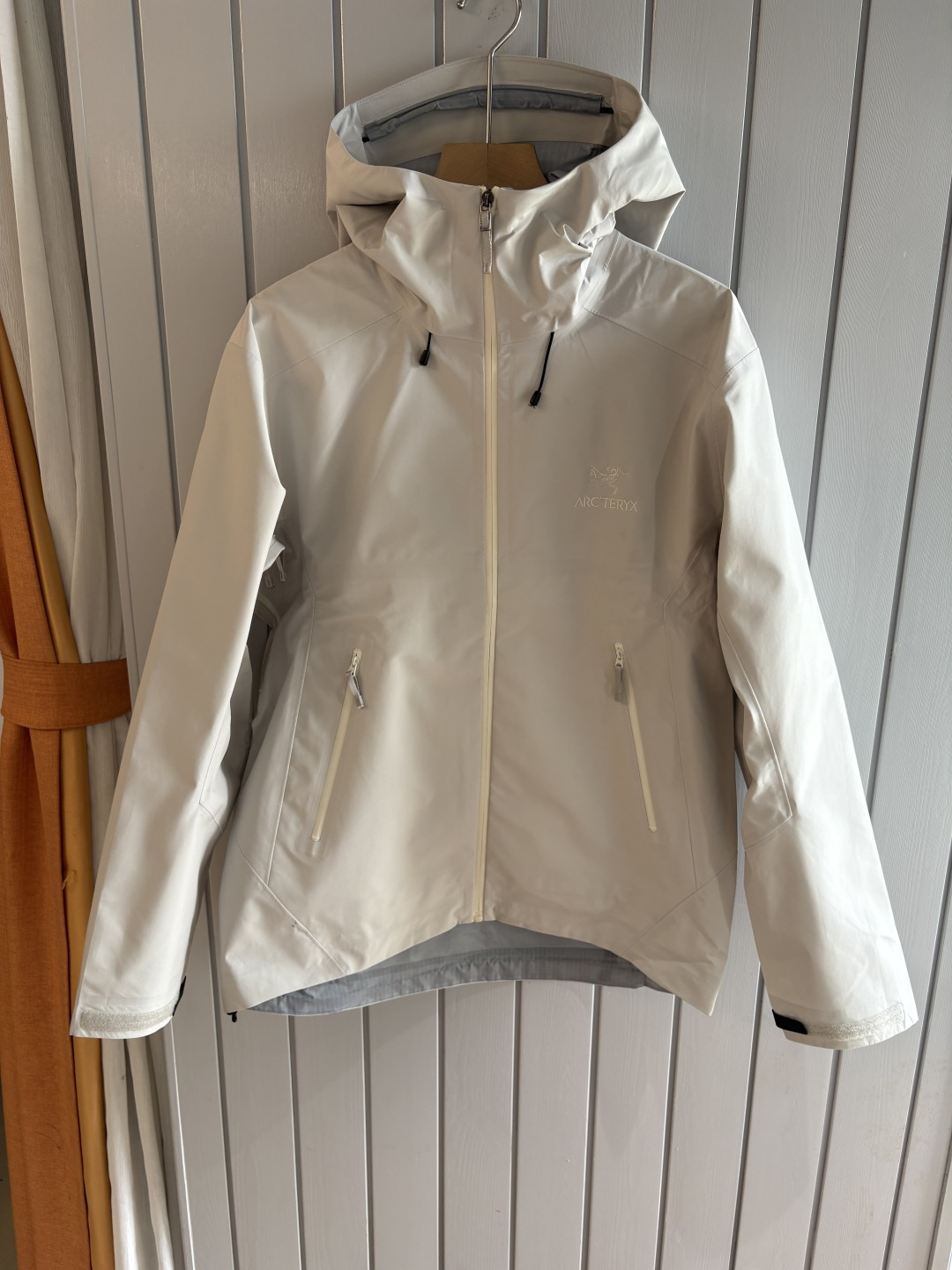 爆款 顶配 Beta SL冲锋衣是一款专为户外探险设计的高性能外套。采用GORE-TEX 面料。具备卓越