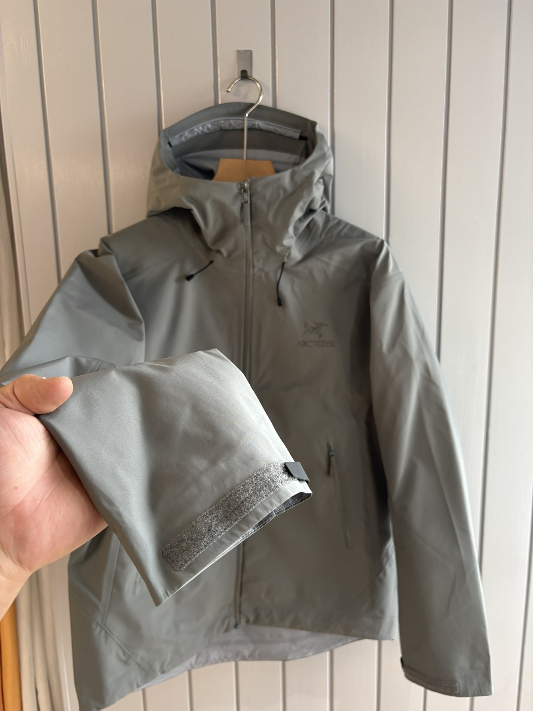 爆款 顶配 Beta SL冲锋衣是一款专为户外探险设计的高性能外套。采用GORE-TEX 面料。具备卓越