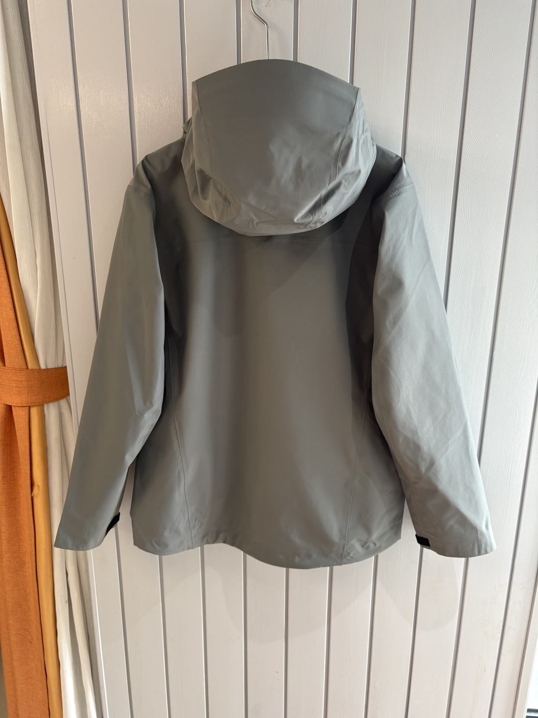 爆款 顶配 Beta SL冲锋衣是一款专为户外探险设计的高性能外套。采用GORE-TEX 面料。具备卓越