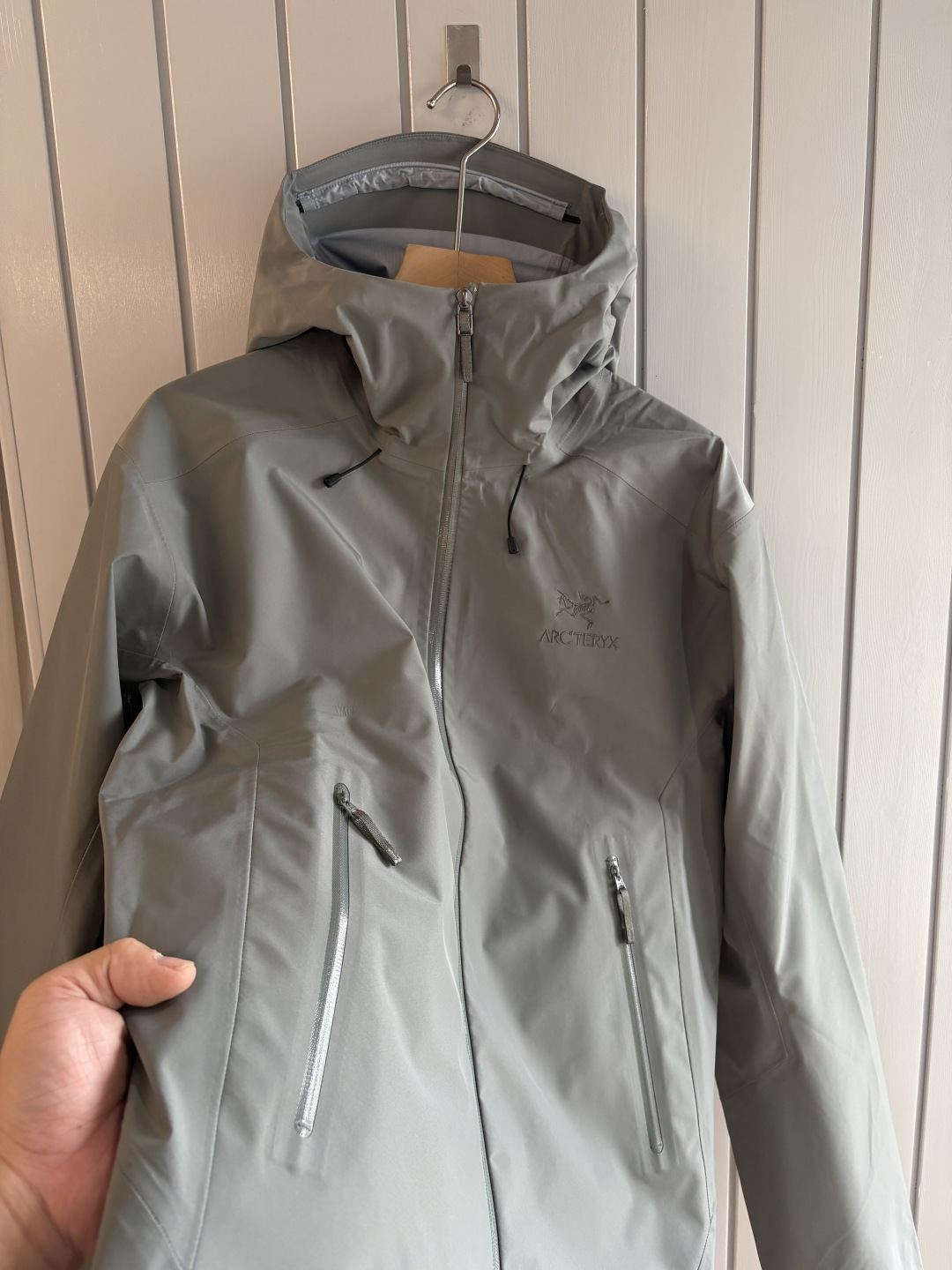 爆款 顶配 Beta SL冲锋衣是一款专为户外探险设计的高性能外套。采用GORE-TEX 面料。具备卓越