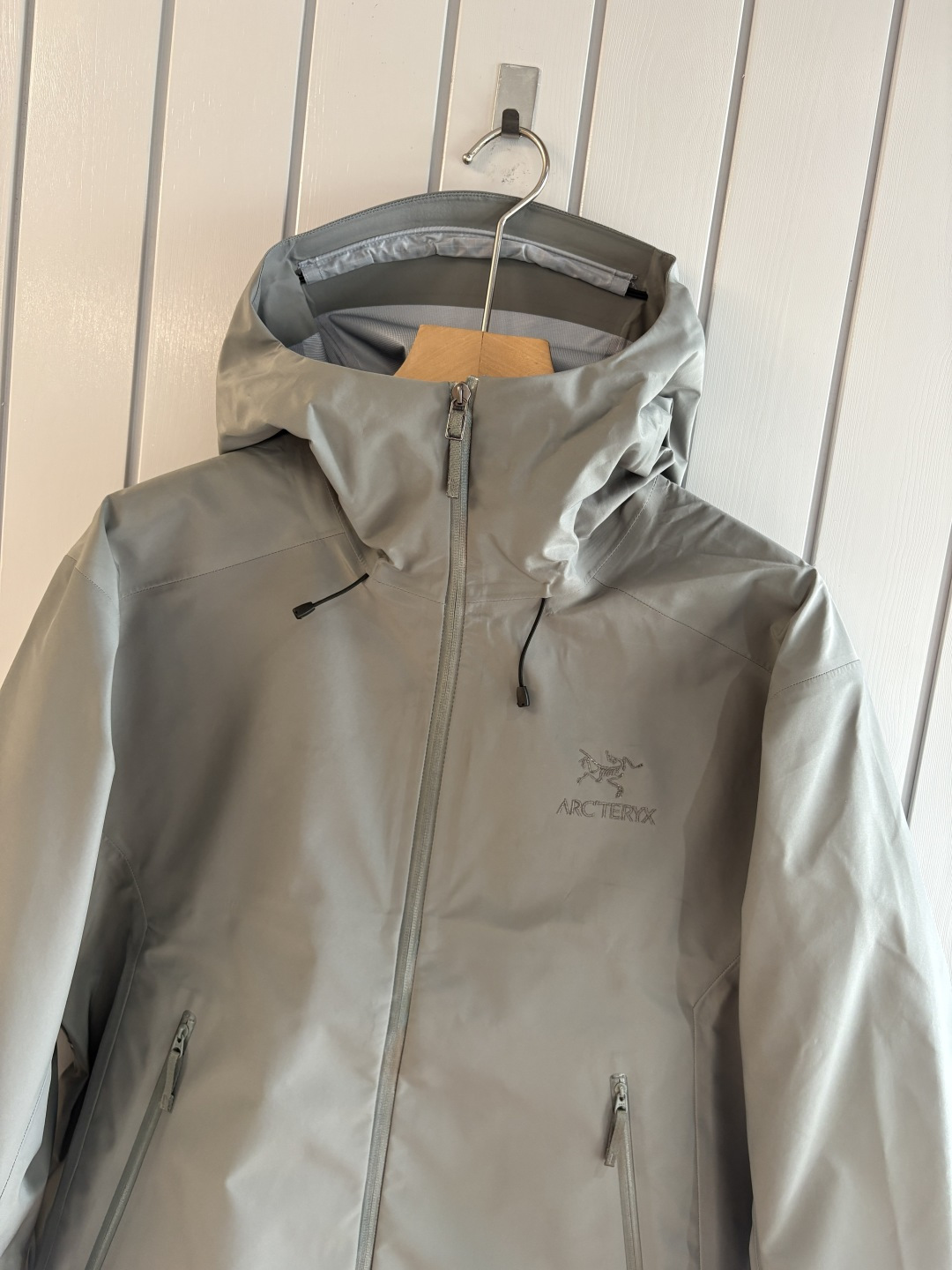 爆款 顶配 Beta SL冲锋衣是一款专为户外探险设计的高性能外套。采用GORE-TEX 面料。具备卓越