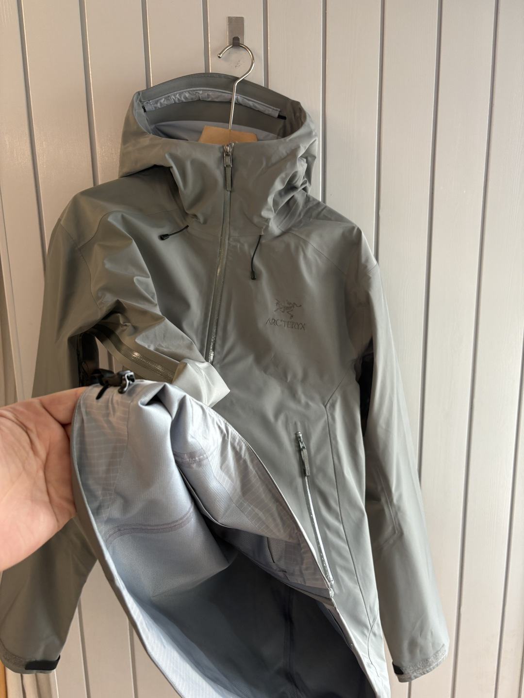 爆款 顶配 Beta SL冲锋衣是一款专为户外探险设计的高性能外套。采用GORE-TEX 面料。具备卓越