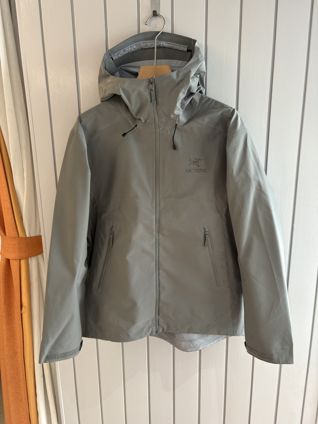 爆款 顶配 Beta SL冲锋衣是一款专为户外探险设计的高性能外套。采用GORE-TEX 面料。具备卓越