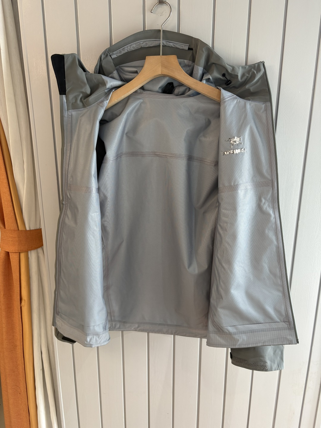 爆款 顶配 Beta SL冲锋衣是一款专为户外探险设计的高性能外套。采用GORE-TEX 面料。具备卓越