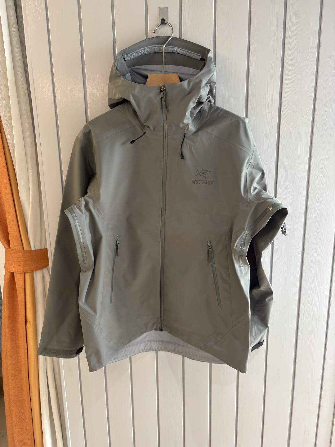 爆款 顶配 Beta SL冲锋衣是一款专为户外探险设计的高性能外套。采用GORE-TEX 面料。具备卓越