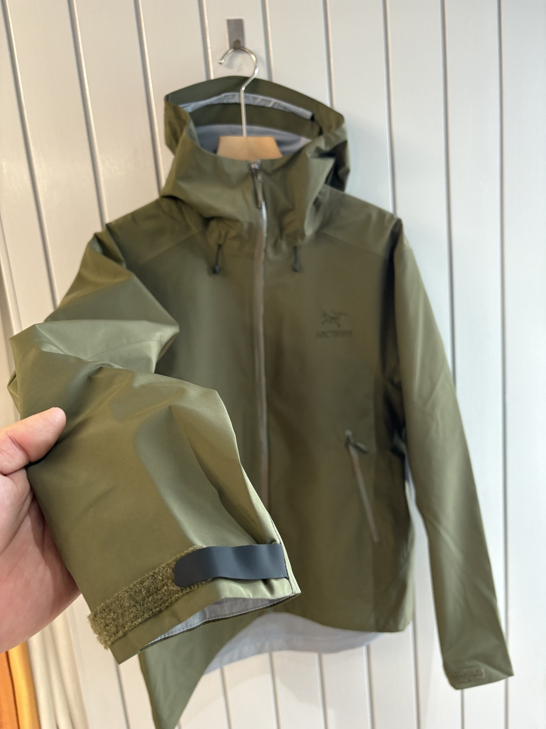 爆款 顶配 Beta SL冲锋衣是一款专为户外探险设计的高性能外套。采用GORE-TEX 面料。具备卓越