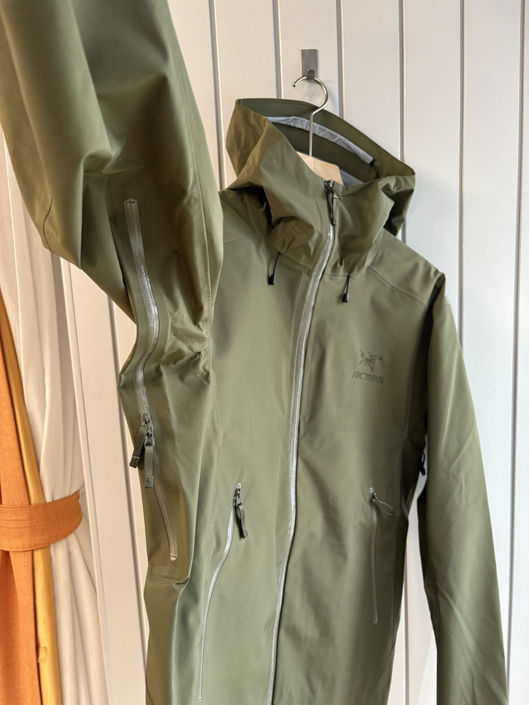 爆款 顶配 Beta SL冲锋衣是一款专为户外探险设计的高性能外套。采用GORE-TEX 面料。具备卓越