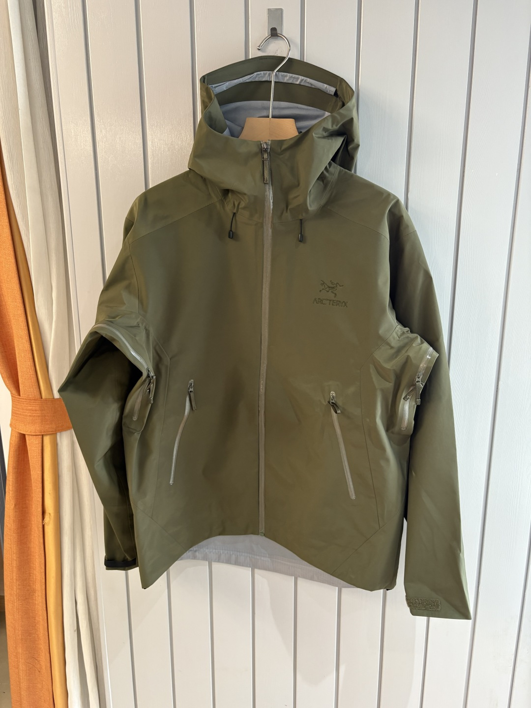 爆款 顶配 Beta SL冲锋衣是一款专为户外探险设计的高性能外套。采用GORE-TEX 面料。具备卓越