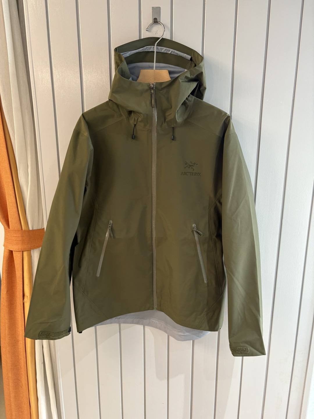 爆款 顶配 Beta SL冲锋衣是一款专为户外探险设计的高性能外套。采用GORE-TEX 面料。具备卓越