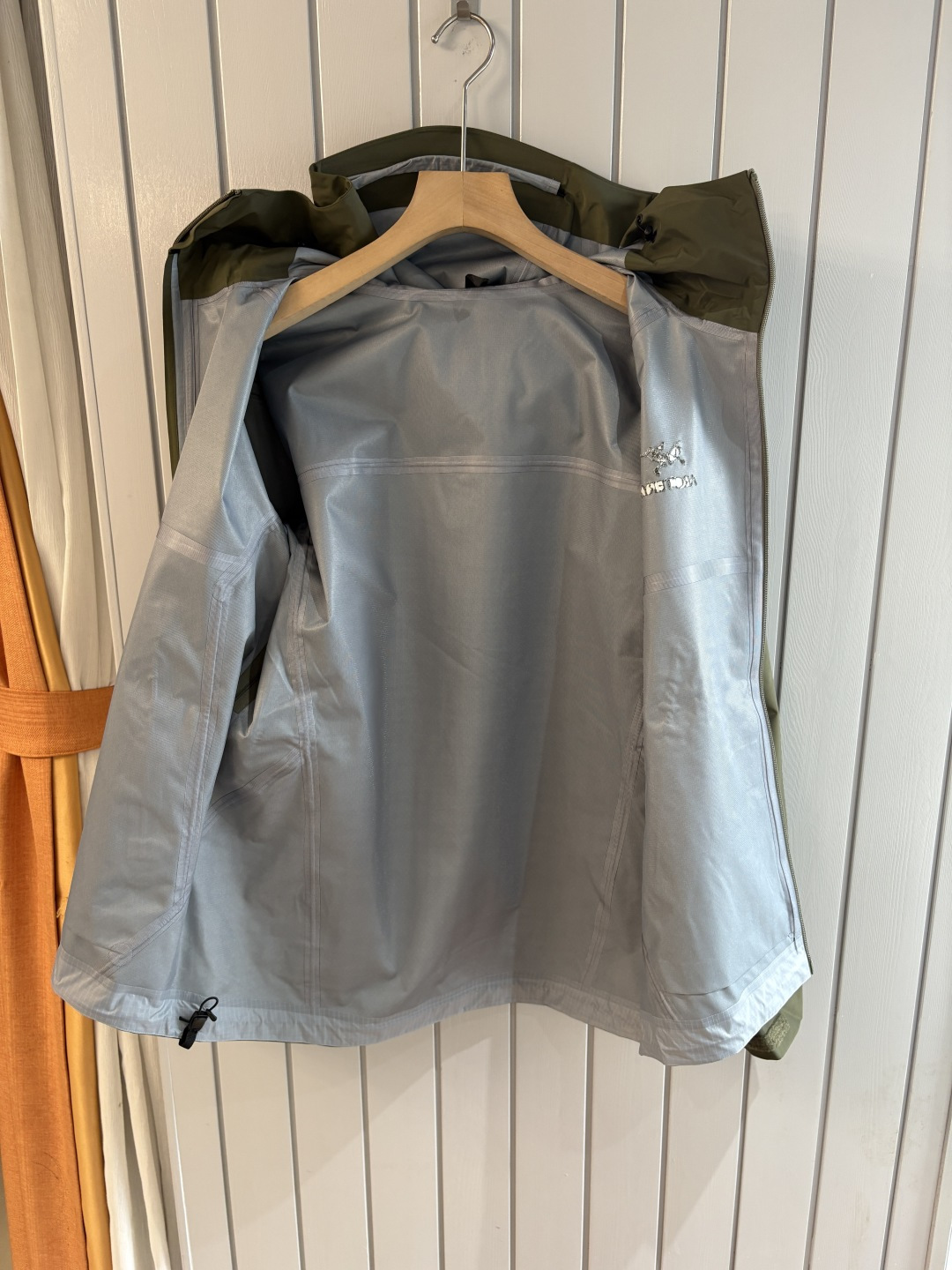 爆款 顶配 Beta SL冲锋衣是一款专为户外探险设计的高性能外套。采用GORE-TEX 面料。具备卓越