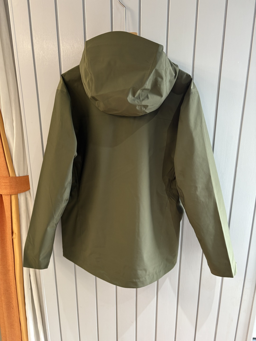 爆款 顶配 Beta SL冲锋衣是一款专为户外探险设计的高性能外套。采用GORE-TEX 面料。具备卓越