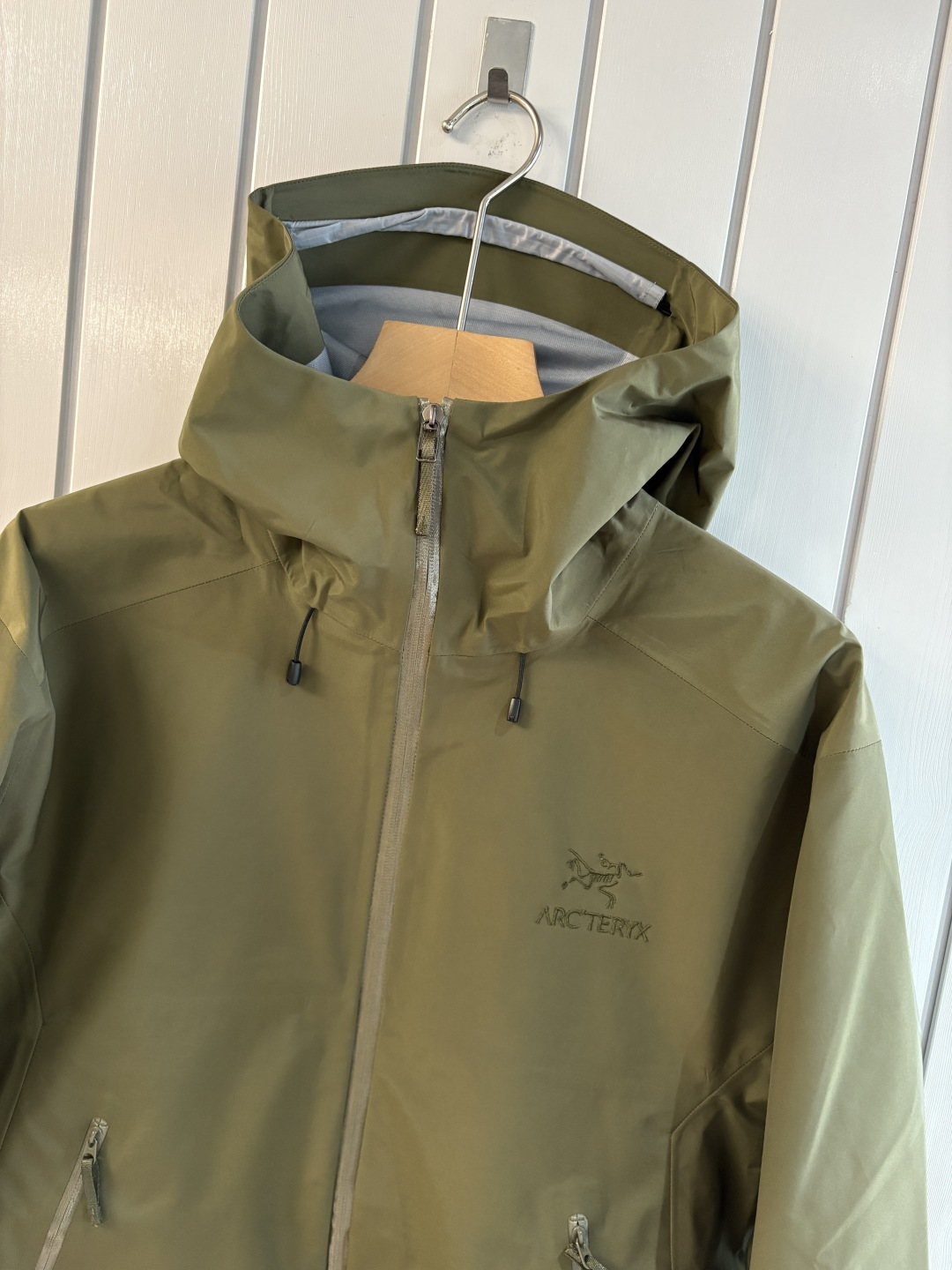 爆款 顶配 Beta SL冲锋衣是一款专为户外探险设计的高性能外套。采用GORE-TEX 面料。具备卓越