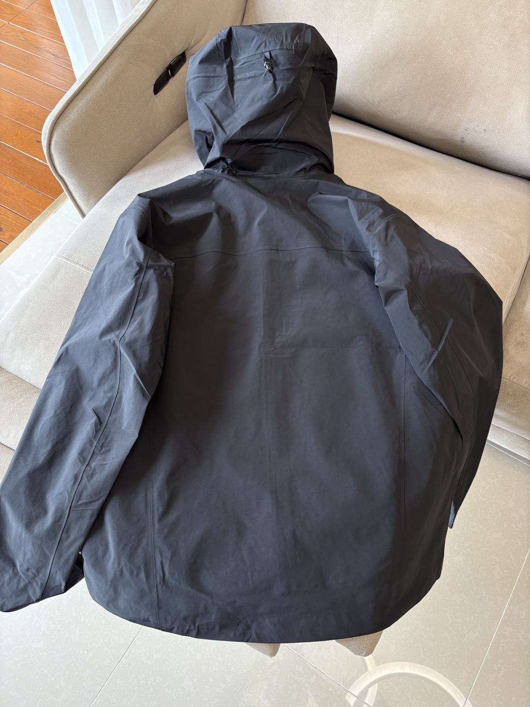 爆款 顶配 Beta SL冲锋衣是一款专为户外探险设计的高性能外套。采用GORE-TEX 面料。具备卓越