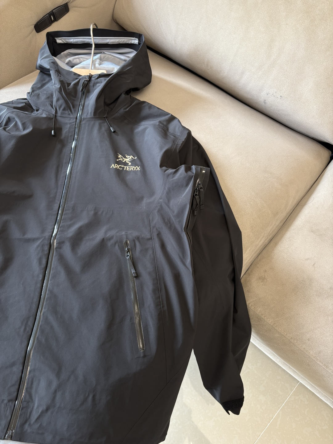 爆款 顶配 Beta SL冲锋衣是一款专为户外探险设计的高性能外套。采用GORE-TEX 面料。具备卓越