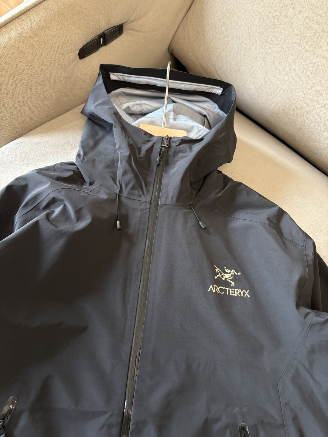 爆款 顶配 Beta SL冲锋衣是一款专为户外探险设计的高性能外套。采用GORE-TEX 面料。具备卓越