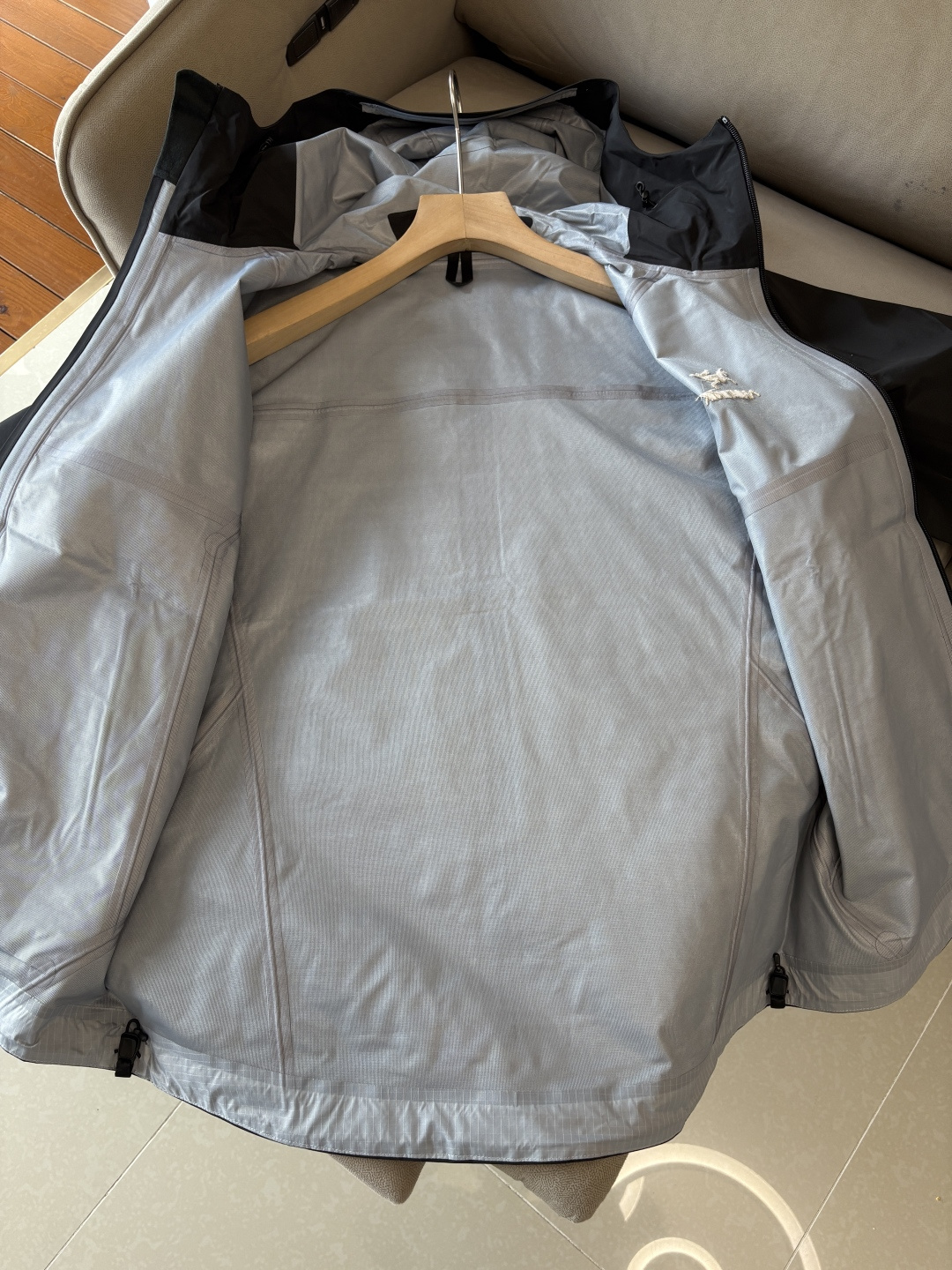 爆款 顶配 Beta SL冲锋衣是一款专为户外探险设计的高性能外套。采用GORE-TEX 面料。具备卓越