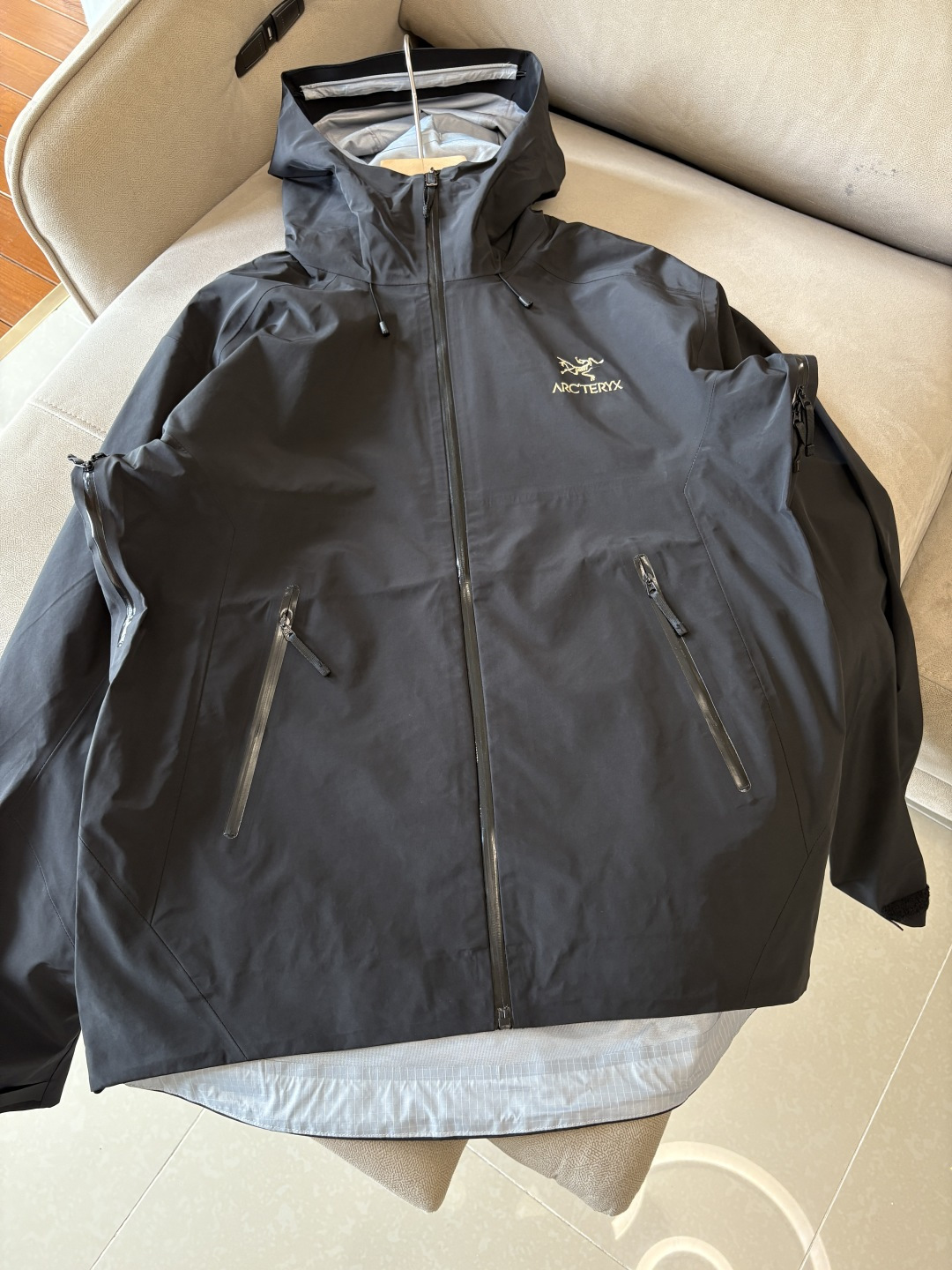 爆款 顶配 Beta SL冲锋衣是一款专为户外探险设计的高性能外套。采用GORE-TEX 面料。具备卓越