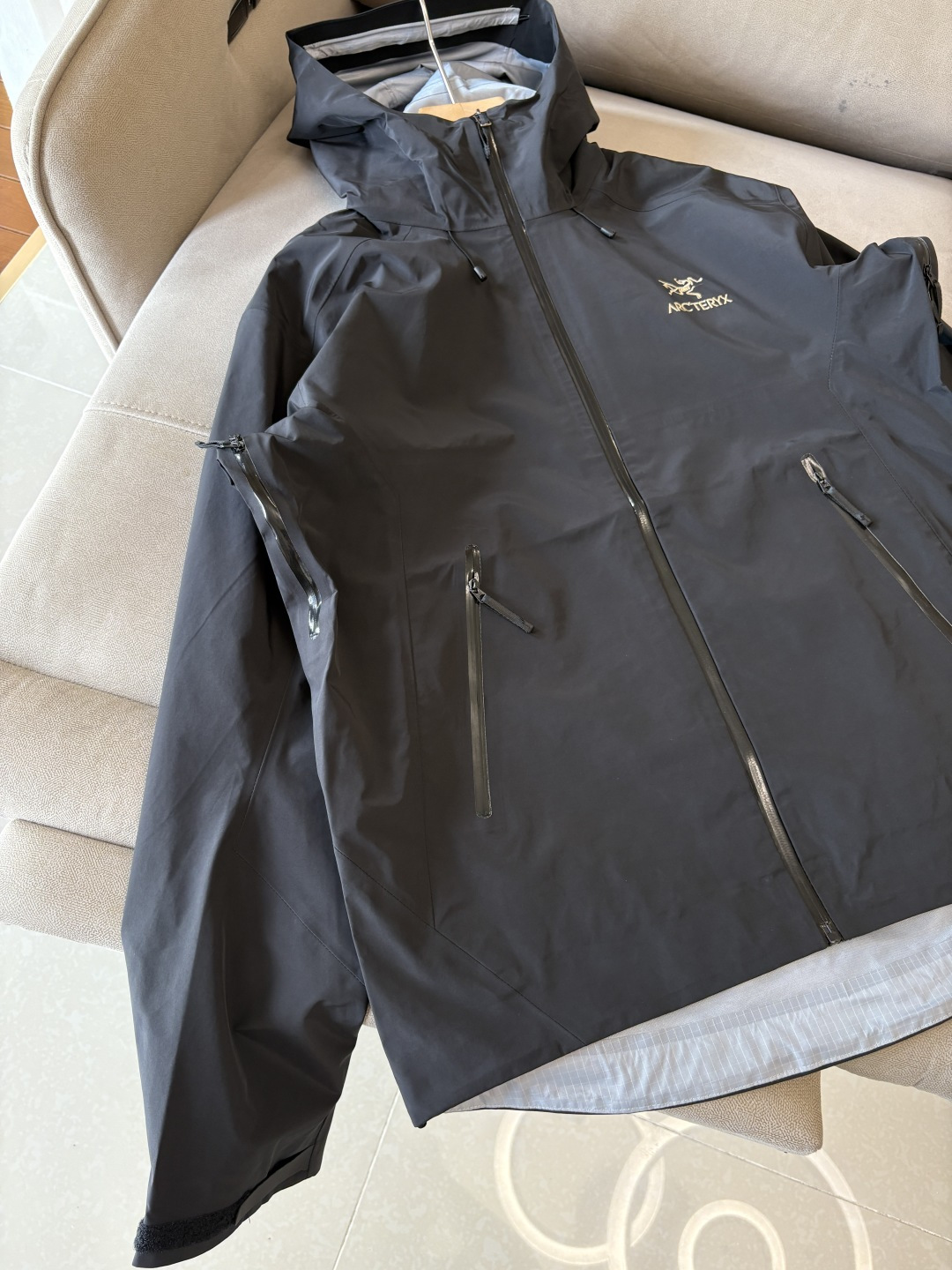 爆款 顶配 Beta SL冲锋衣是一款专为户外探险设计的高性能外套。采用GORE-TEX 面料。具备卓越